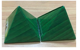 Tính thể tích của một chiếc hộp bánh ít có dạng hình chóp tứ giác đều, có độ dài cạnh đáy là 3 cm và chiều cao là 2,5 cm. (ảnh 1)